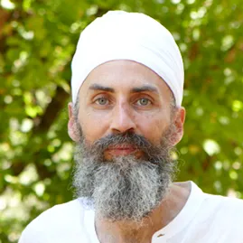 Portrait of Satmukh, Kundalini Yoga trainer
